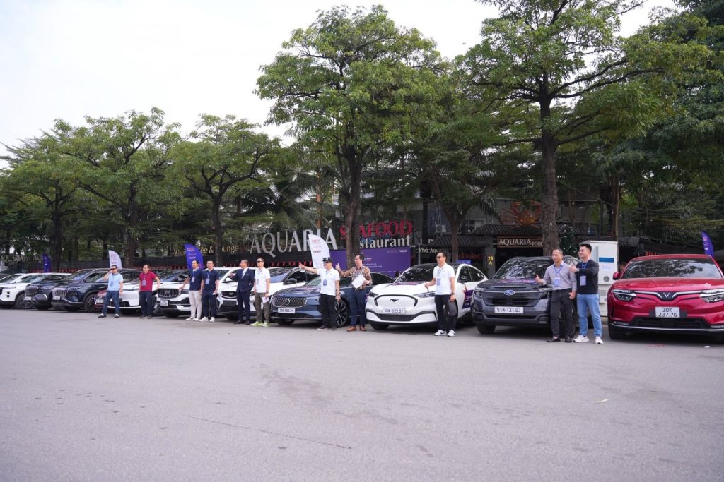 Các thành viên hội đồng giám khảo Xe Của Năm 2026 và những chiếc xe góp mặt trong buổi thử lái ngày 23/12