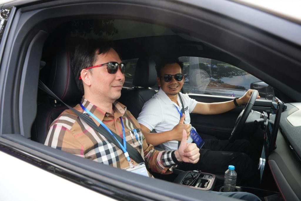 Hai giám khảo Đàm Hoàng Phúc và Ngô Việt Hưng có cơ hội cầm lái trực tiếp Ford Mustang Mach-E tại buổi lái thử xe khu vực miền bắc, trong khuôn khổ Chương trình Xe Của Năm 2026